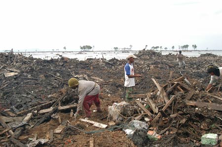 インドネシア アチェの地震 避難住民4万5000人以上 写真7枚 国際